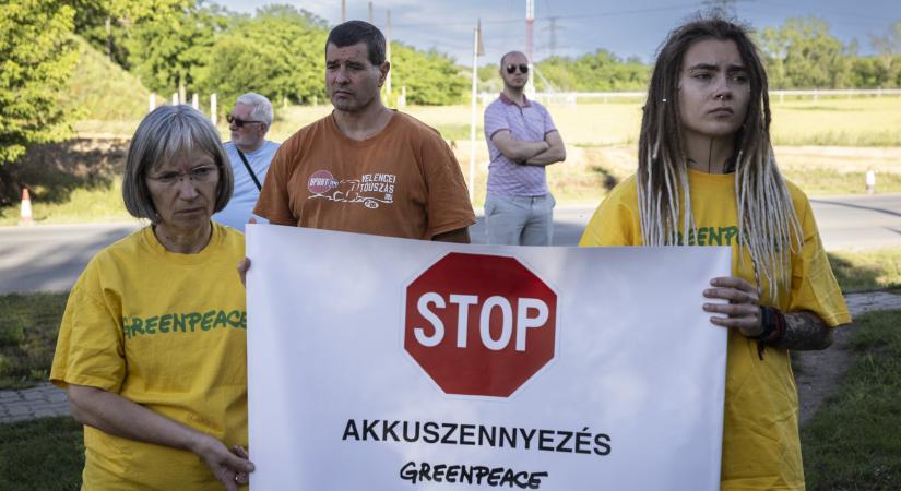 Tordai Bence feljelentést tesz a rákkeltő anyagokkal mérgező gödi Samsung-gyár ügyében, a Mi Hazánk lezárta a gyártelephez vezető utat