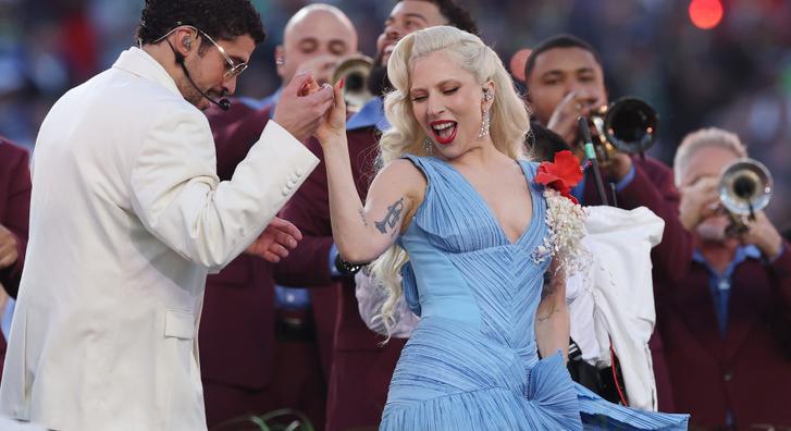 Bad Bunny a színfalak mögött is végigtáncolta Lady Gaga előadását a Super Bowl félidei műsorában