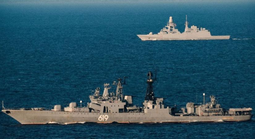 Rendkívüli helyzet a Földközi-tengeren: farkasszemet néz egymással egy orosz romboló és egy NATO-hadihajó – felküldték a légierő speciális repülőjét