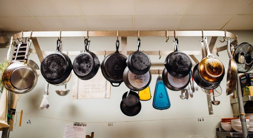 Öntöttvas és teflon serpenyő, mutatjuk melyik a hasznosabb a konyhában