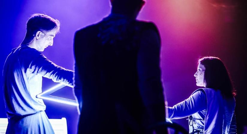 Bemutatták a középkor egyik legszívszorítóbb legendáját a debreceni bábszínházban
