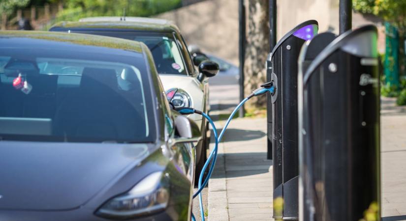 Brutális mészárlás közeleg a brit elektromosautótöltő-piacon – a cégek már megvételre kínálják magukat