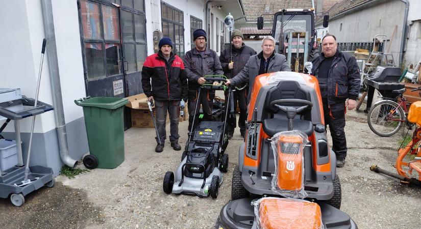 Fűnyírótraktorral és akkumulátoros kisgépekkel gazdagodott Levél