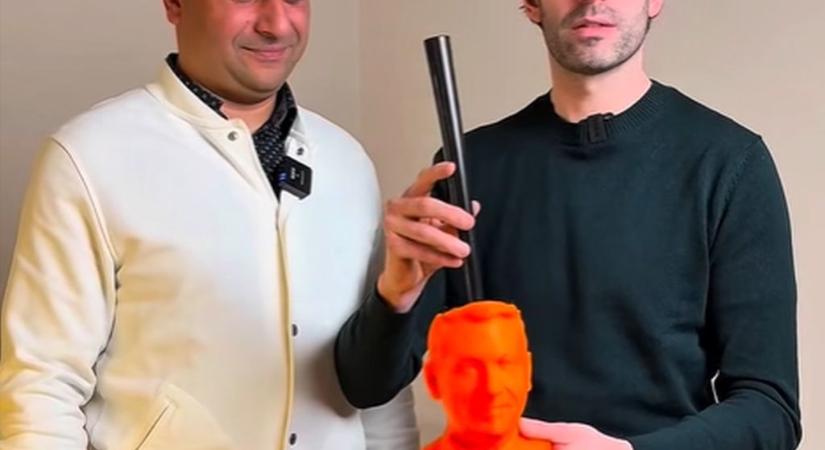 Ennyit ért egy vécékefe Lázár János arcával – elképesztő összegért kelt el