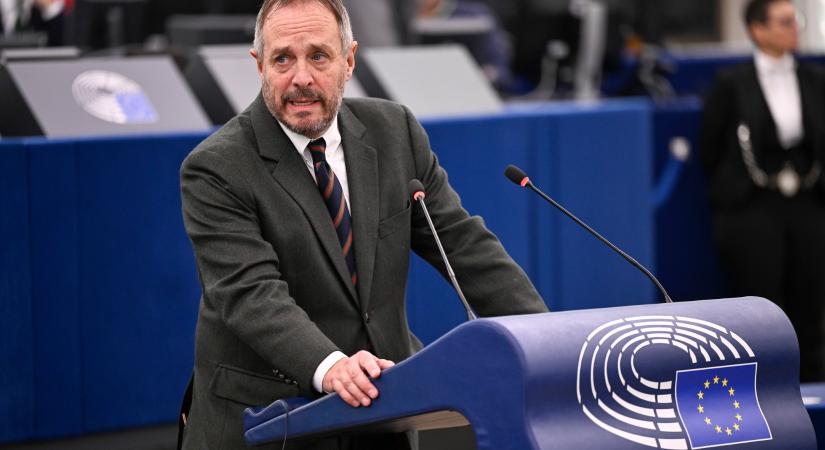 Hölvényi György: Erős felhatalmazást kell kapnia a polgári kormánynak, hogy kimaradhassunk a háborúból