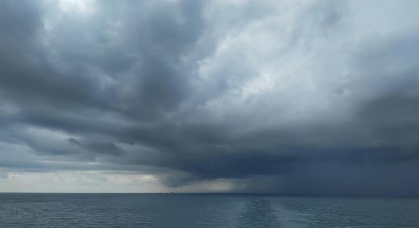 Elképesztő életmentés: egy 13 éves fiú 4 órát úszott, hogy megmentse a tengerbe sodródott családját