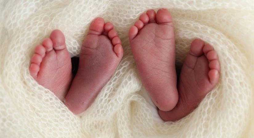 Hihetetlen egybeesés: ugyanazon a napon szült az ikerpár