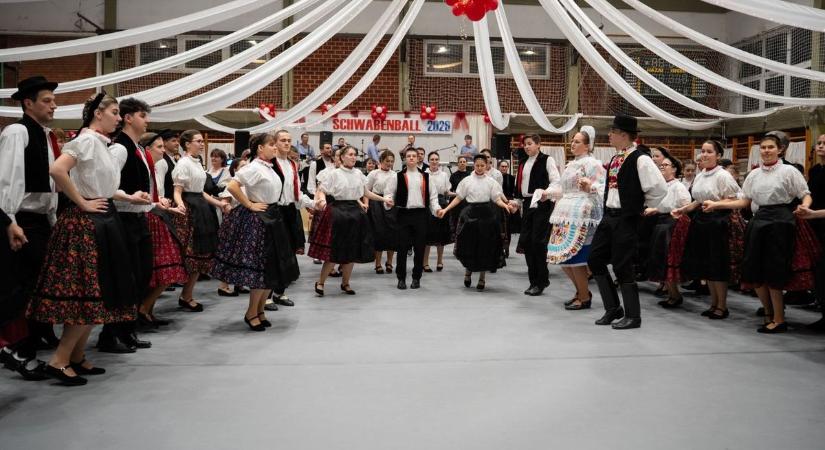 Éltetni kell a hagyományokat: sváb bált rendeztek Baján – fotók