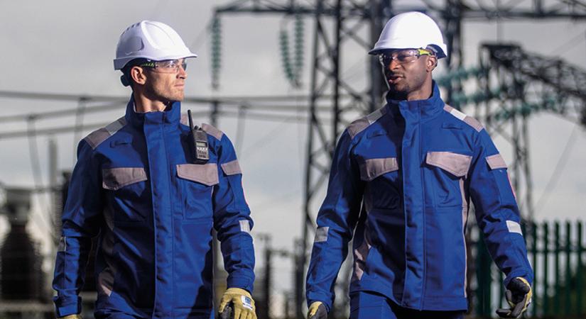 A lángálló munkaruha szerepe a fokozott kockázatú munkakörnyezetekben