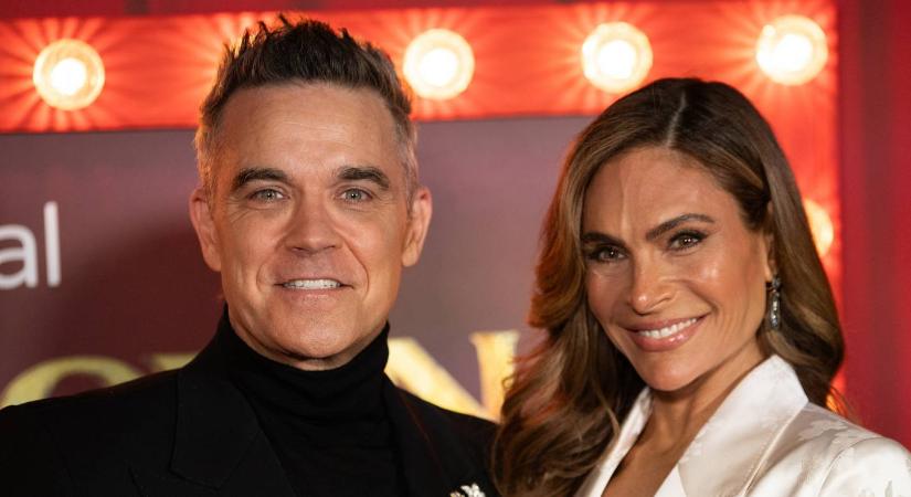 Ritka családi fotókat osztott meg fiuk 6. születésnapján Robbie Williams és a felesége