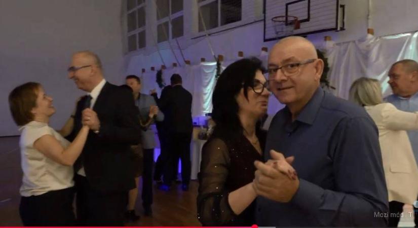 Gazdászbál – támogatók ünnepeltek a Csapó iskola sportcsarnokában