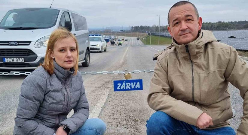 Rendőrök a Samsung gödi gyáránál, a Mi hazánk a botrány után lezárta a bejáratot