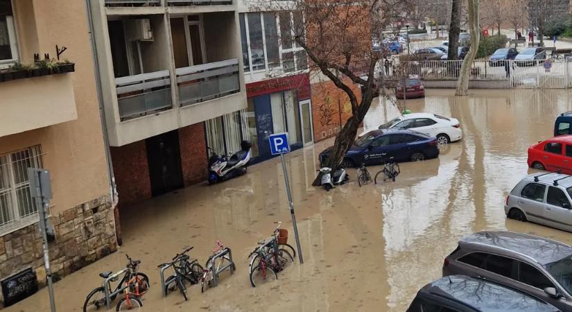 Ivóvízvezetéket sértett meg egy munkagép, elöntötte a víz Újbuda néhány utcáját