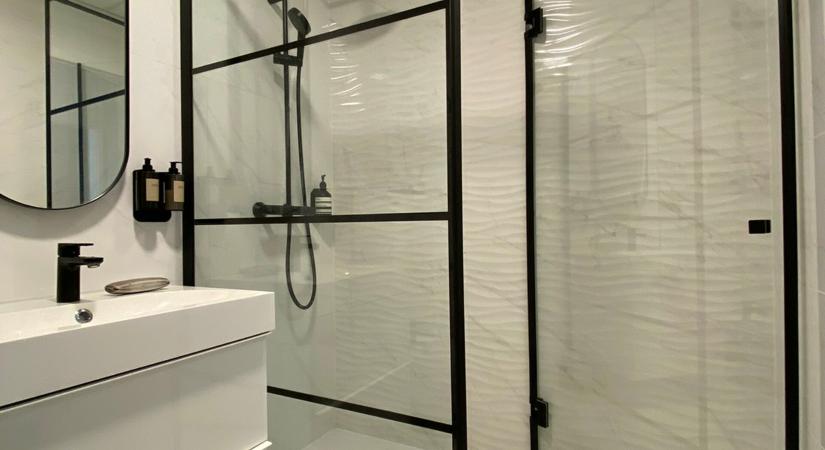 Az egyedi zuhanykabin nem a térhez alkalmazkodik – a térhez tervezik