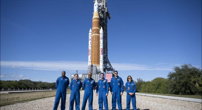 Zöld lámpát kaptak az okostelefonok, a Holdra is vihetik őket a NASA űrhajósai