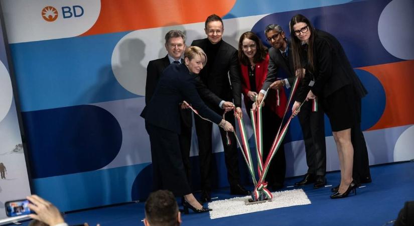 Szijjártó Péter: visszautasítjuk a lesajnáló szavakat arról, hogy Magyarország egy összeszerelő üzem