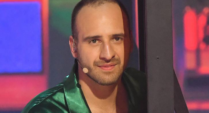 Brasch Bence úgy megütötte a kolléganőjét a színpadon, hogy dőlt a színésznő orrából a vér