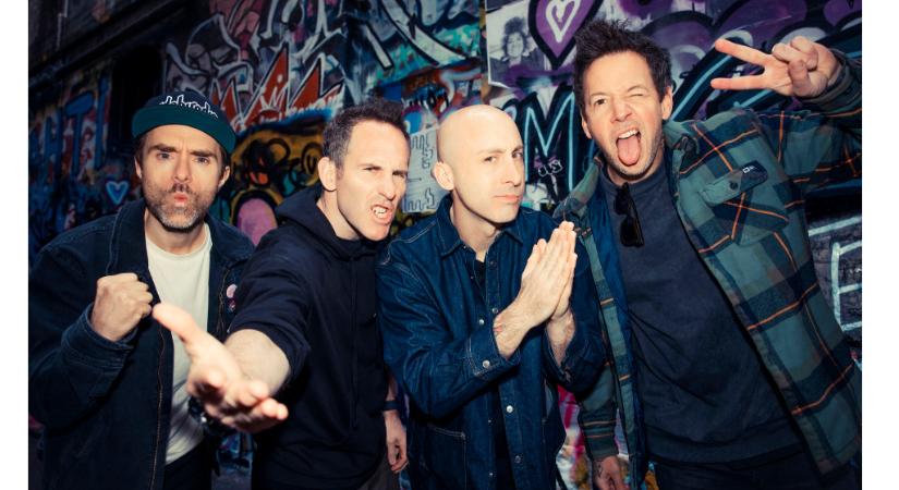 Negyedszázados pop-punk jubileumával érkezik Budapestre a Simple Plan