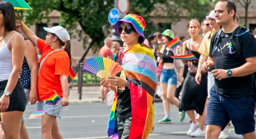 Jogellenes gyűlés miatt vádat emeltek a Pécs Pride szervezője ellen