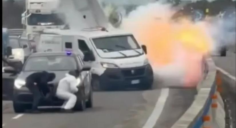 Videóra vették, ahogy felrobbantottak egy pénzszállítót egy dél-olasz autópályán