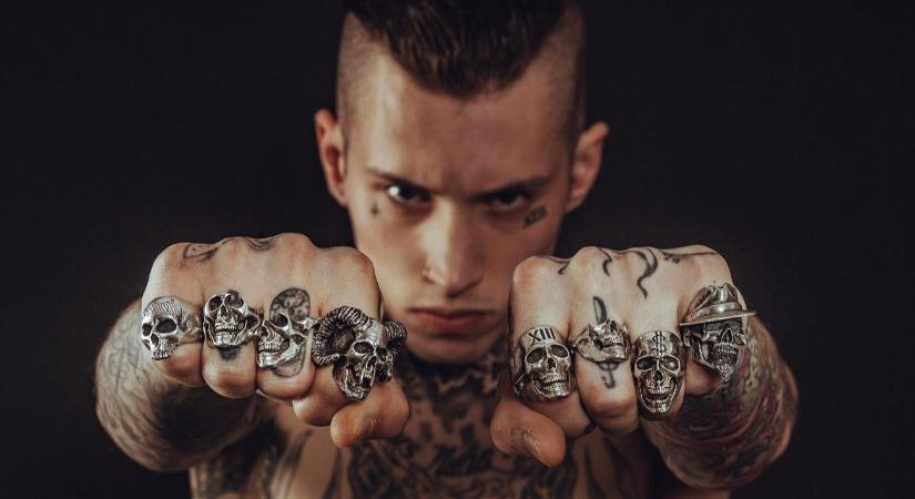 Őrizetbe vették a tetovált arcú férfit Budapesten