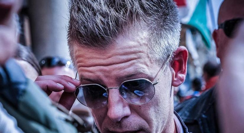 Ez a tenyérbe mászó, fura alak egészen magas pozíciókra tör