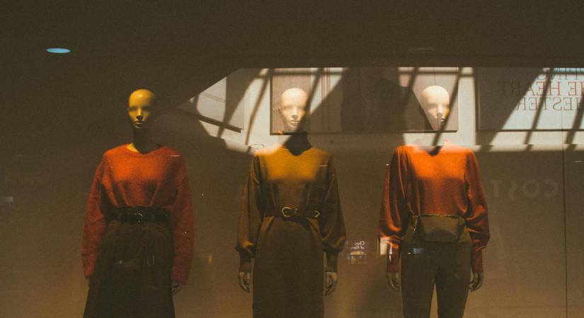 Sokkoló kísérlet a Westendben: Százak sétáltak el a kirakatban álló tinik mellett