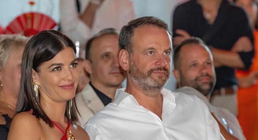 Ördög Nóra sír, miközben a férje nevet