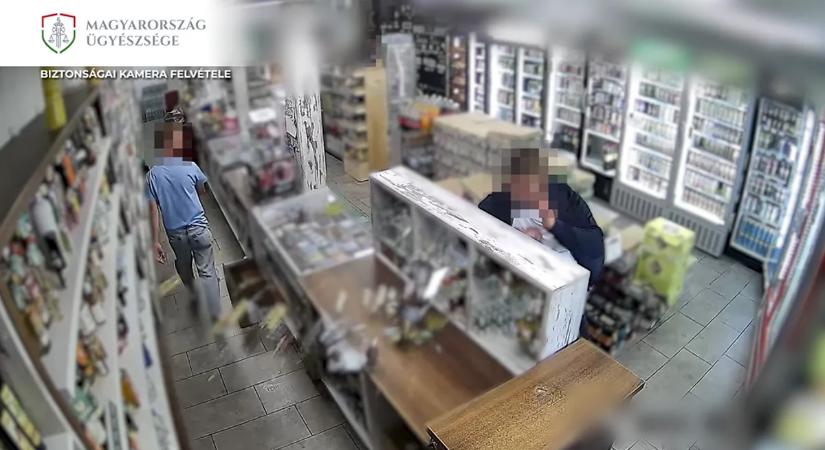Elcsúszott a dohánybolt ajtajában, de arra, amit ez után tett senki sem számított