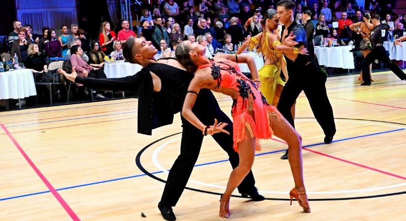 Közel 140 páros lépett a parkettre a szolnoki táncversenyen – galériával