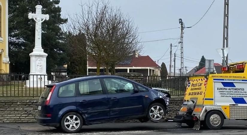 Ford csapódott templomkerítésnek, a sofőrt mentők szállították kórházba