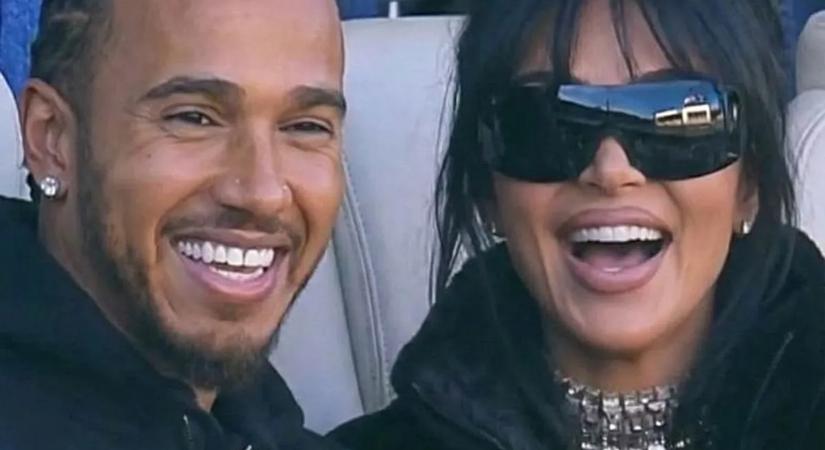 Lewis Hamilton és Kim Kardashian már nem csak titokban randizgat, forró csókok csattantak a Super Bowlon – képek