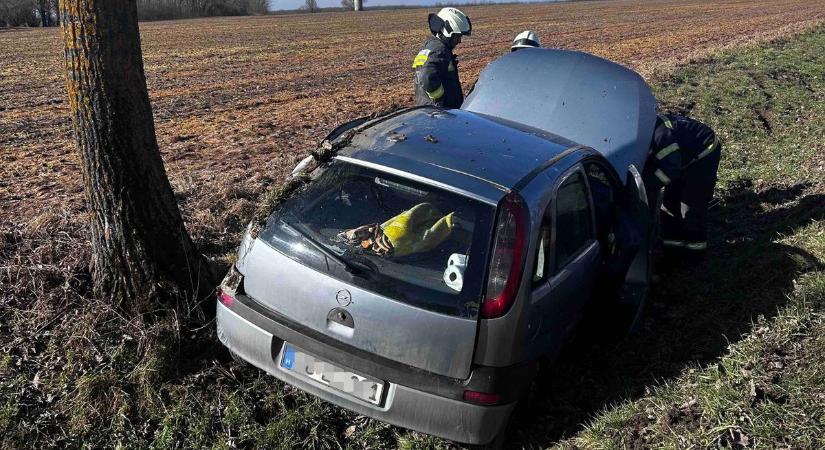 Mozgalmas hétvége: árokba szaladt, villanyoszlopot kidöntő autók és még sok minden más várt a tűzoltókra