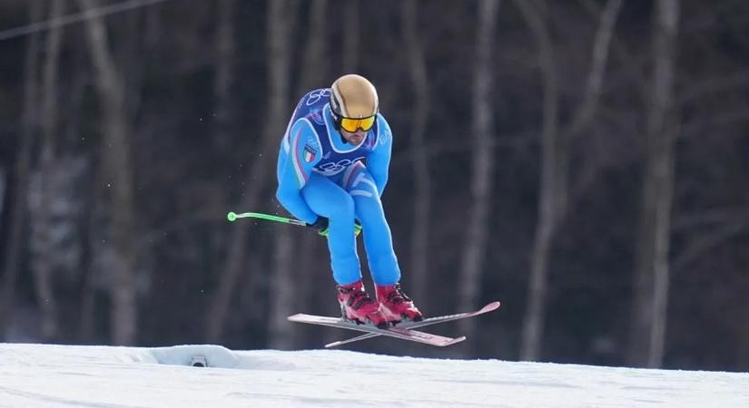 Itt az újabb bukás: még a síelő nadrágja is kiégett – videó