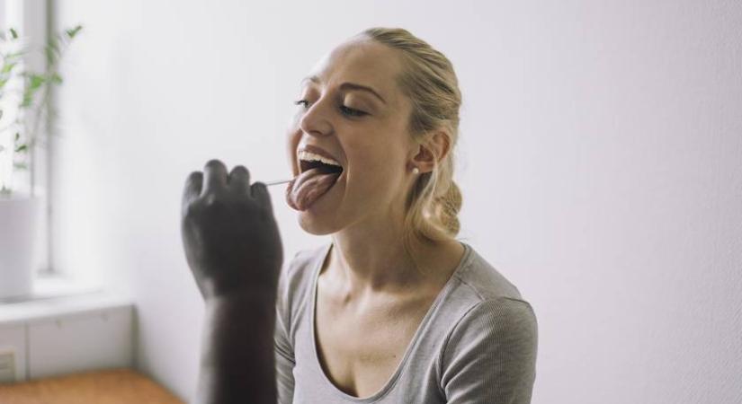 Súlyos, nőket érintő betegség mutatható ki nyálból: milliók szenvedését enyhítheti