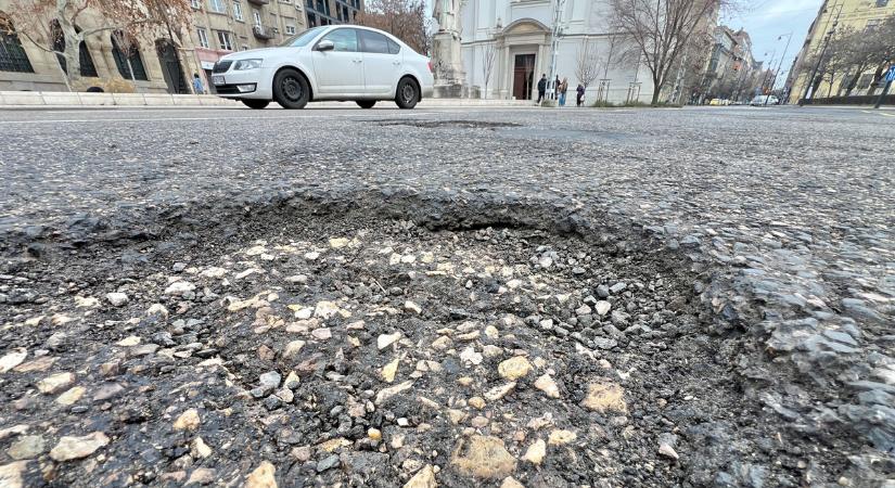 Kátyúinvázió bénítja a fővárost, óriási veszélyben az autósok - mutatjuk a megrázó fotókat