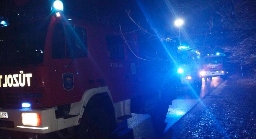 Feszítővágóval szabadítottak ki egy utast Debrecennél
