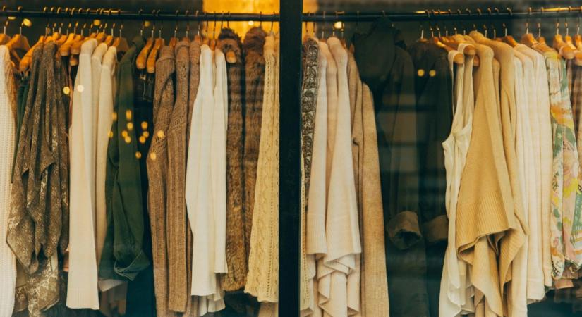 Brutális környezeti károkat okoznak az eladatlan ruhák. Komoly szigorítást jelentett be az EU