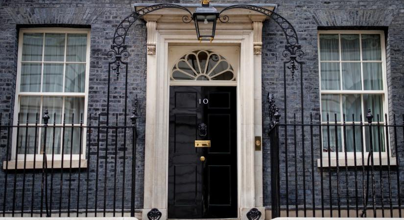 Tovább hullanak a fejek a Downing Streeten az Epstein-botrány miatt