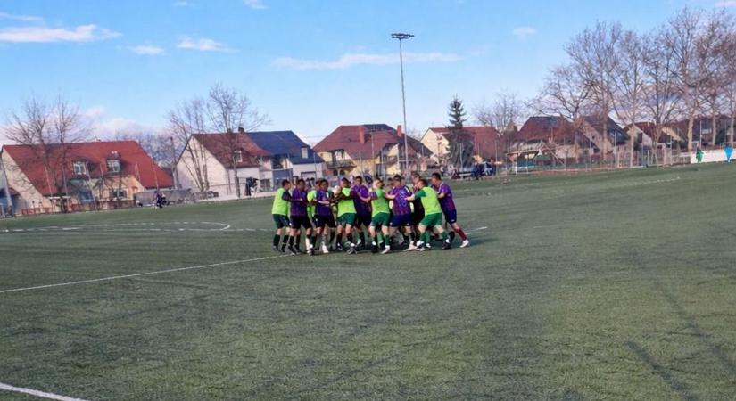 „Két lábbal rátalpalva ugrott a fiatal játékosra, a klub meghozta a szükséges szankciókat" – botrányos események az edzőmeccsen