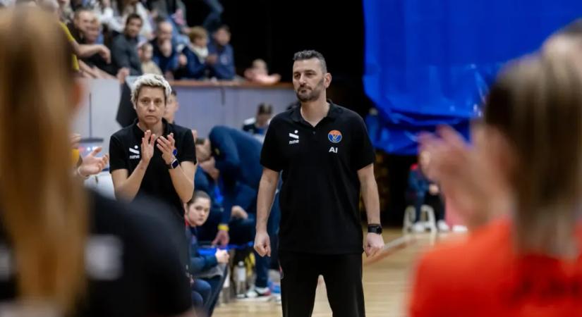 Női röplabda: az idény végén távozik a Vasas Óbuda görög sikeredzője