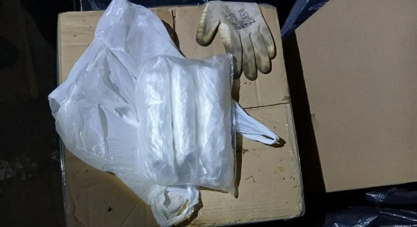 Cigarettahegyek és drog lapult a garázsban – videó