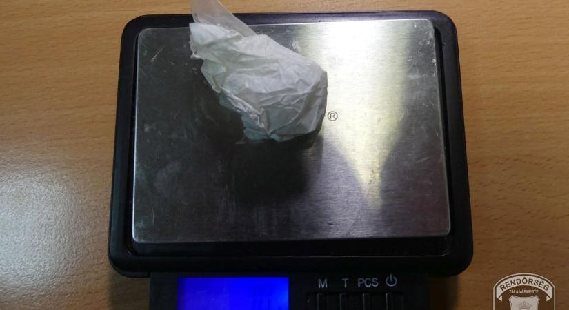 Egy autó, két férfi és sokféle kábítószergyanús anyag Zalában – nem unatkoztak a rendőrök a hétvégén