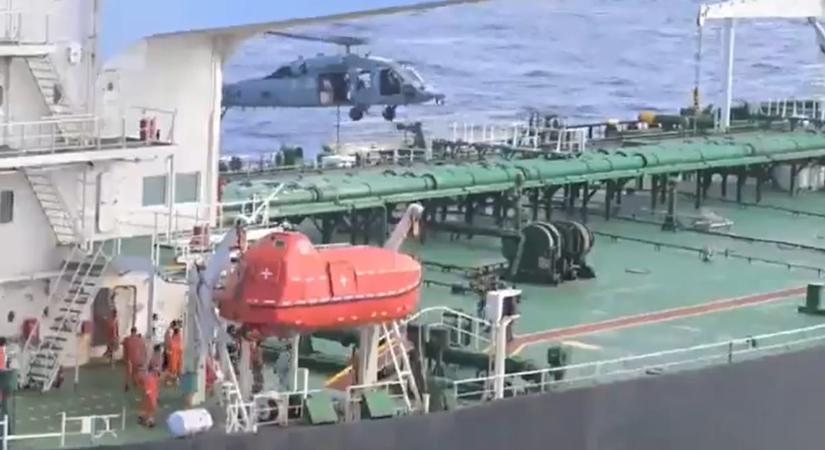 Az Indiai-óceánon fogtak el az amerikaiak egy tankert, videón az akció