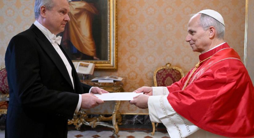 Kveck Péter szentszéki magyar nagykövet átnyújtotta Leó pápának kormánya megbízólevelét