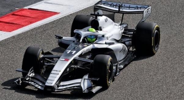 Fotók: Pályán igazi festésével a Cadillac