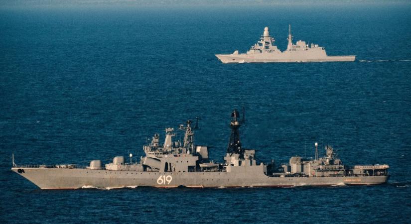 Farkasszemet néz egymással egy orosz romboló és egy NATO-hadihajó a Földközi-tengeren – felküldték a légierő speciális repülőjét is