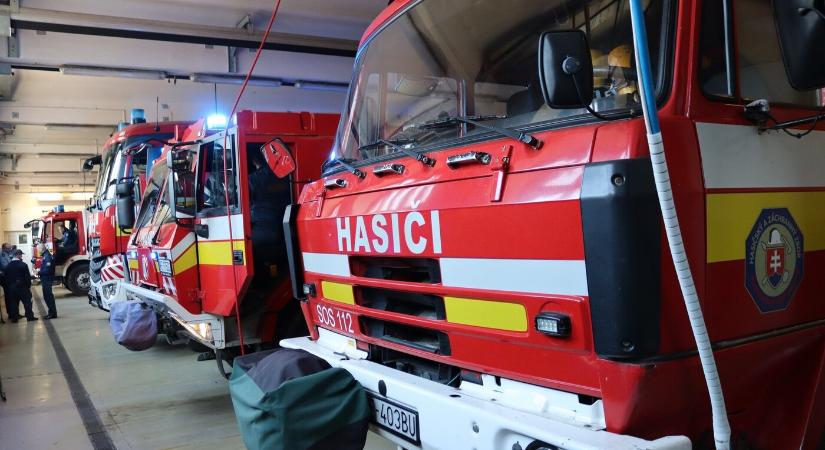 Kigyulladt egy kerti házzá átalakított vasúti vagon Szencen