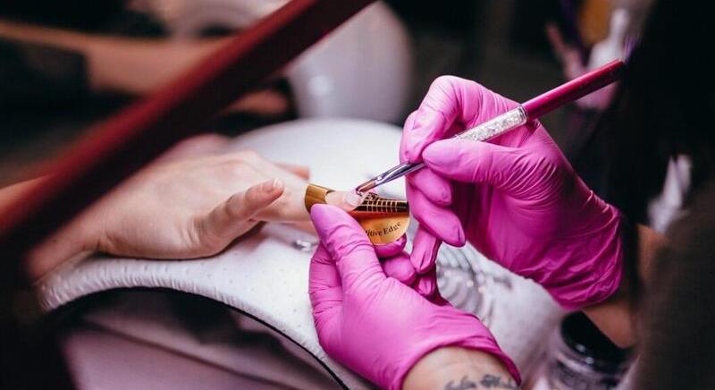 Zselés vagy porcelán műköröm? Íme, mit kell tudnod!