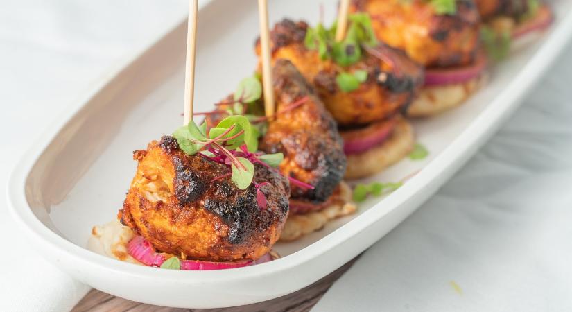 Így készítik a törökök a húsgombócokat: nem használnak zsemlemorzsát vagy tojást, de ezzel a trükkel mégis biztosítják a kiváló ízt